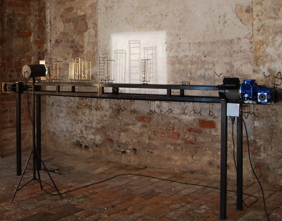 1 Titolo il Processo Michele D'agostino Anno 2011Misure cm 310x110x28  Materiali ferro,pvc componenti elettronici