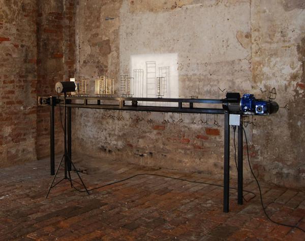 1-Titolo-il-Processo-Michele-Dagostino-Anno-2011Misure-cm-310x110x28-Materiali-ferropvc-componenti-elettronici1