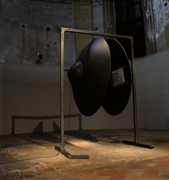 Michele-DAgostino-Titolo-la-conoscenza-dellascolto-Anno-2013-Misure-270x180x175-cm-Materialeferro-resinapolicarbonatocartacomponenti-elettronici..-963x1024
