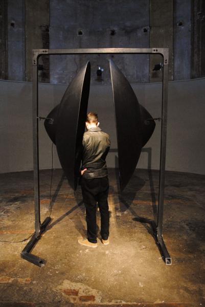 Michele-DAgostino-Titolo-la-conoscenza-dellascolto-Anno-2013-Misure-270x180x175-cm-Materialeferroresinapolicarbonatocarta-componenti-elettronici1-685x1024