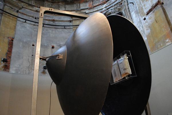 Michele-DAgostino-Titolo-la-conoscenza-dellascolto-Anno-2013-Misure-270x180x175-cm-Materialeferroresinapolicarbonatocartacomponenti-elettronici